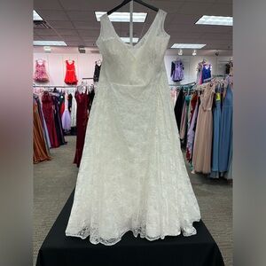 Lace A-line Bridal gown by Sydney’s Closet sz:34